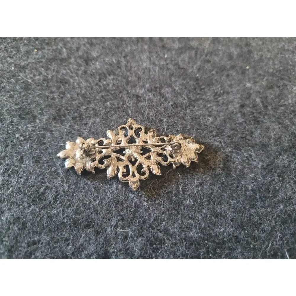 Vintage style Silver tone and rhinestone brooch pin